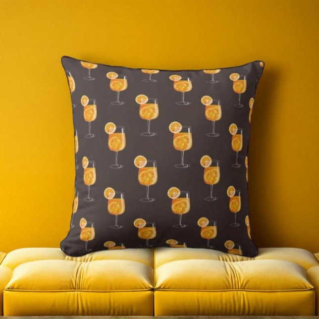 Aperol Spritz Cocktail Illustration Throw Kissen (Von Creator hochgeladen)