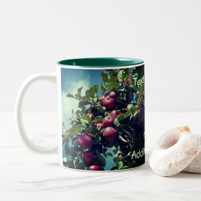 Äpfel auf Baumart Personalisiert Zweifarbige Tasse (Mit Donut)