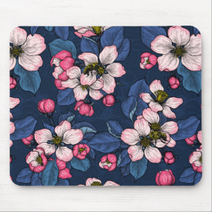 Apfelblüte auf dunkelblau mousepad
