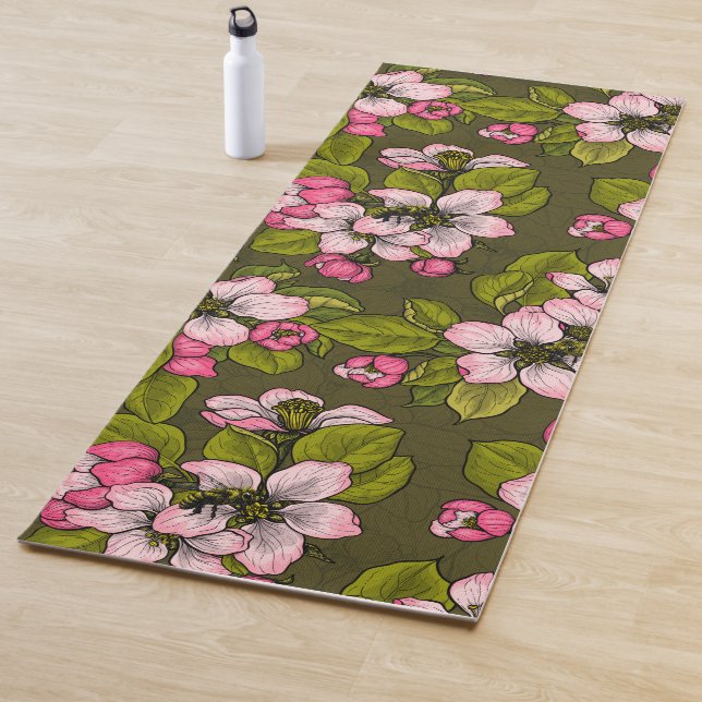 Apfelblüte auf dunkelgrün yogamatte (Beispiel)