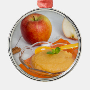Apfelmus mit Zimt und Orangelöffel Ornament Aus Metall
