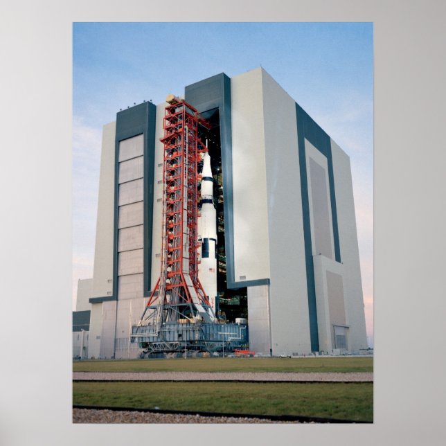 Apollo 14 Leaving the Vehicle Assembly Building Poster (Vorne)