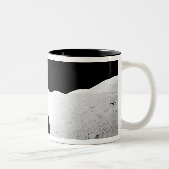 Apollo 17 zusammengebautes Panorama 2 Zweifarbige Tasse (Rechts)
