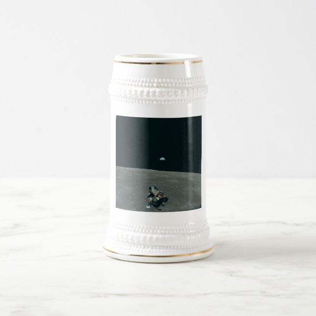 Apollo Lunar Lander und Erdaufgang über dem Mond Bierglas (Mittel)