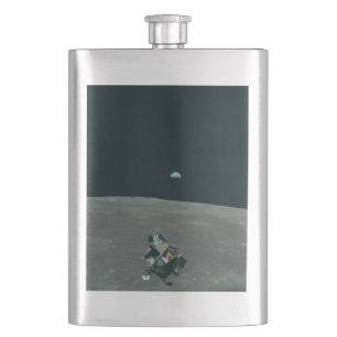 Apollo Lunar Lander und Erdaufgang über dem Mond Flachmann