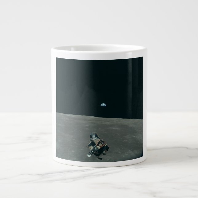 Apollo Lunar Lander und Erdaufgang über dem Mond Jumbo-Tasse (Vorderseite)