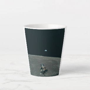 Apollo Lunar Lander und Erdaufgang über dem Mond Milchtasse