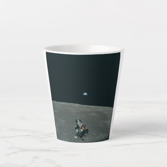 Apollo Lunar Lander und Erdaufgang über dem Mond Milchtasse (Vorderseite)