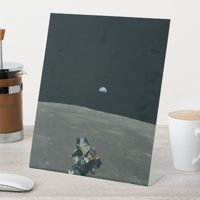 Apollo Lunar Lander und Erdaufgang über dem Mond Sockelschild (In Situ)