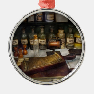 Apotheke - Die Dispensarie Ornament Aus Metall