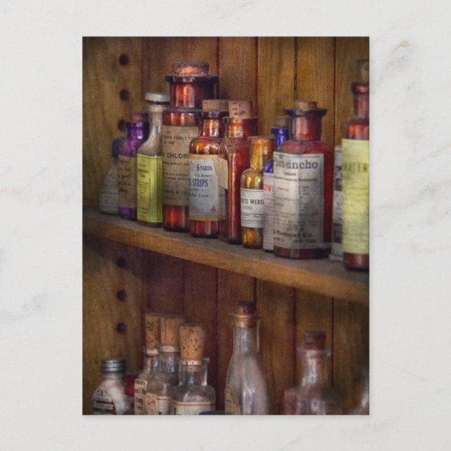 Apotheke - Im Inneren des Arzneimittelkabinetts Postkarte (Vorderseite)