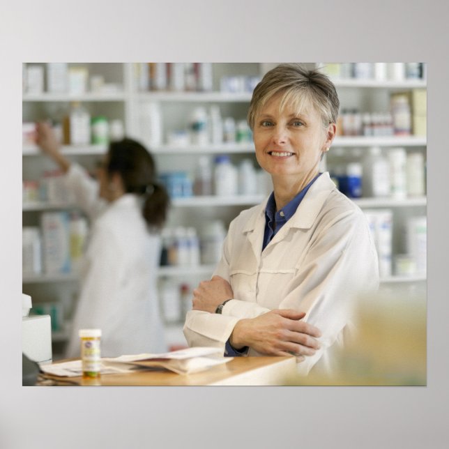 Apotheker am Schalter der Einzelhandelsapotheke Poster (Vorne)