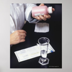 Apotheker, der Medizinflasche hält, Nahaufnahme, Poster