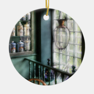 Apotheker - In einem Apothekerfenster Keramik Ornament
