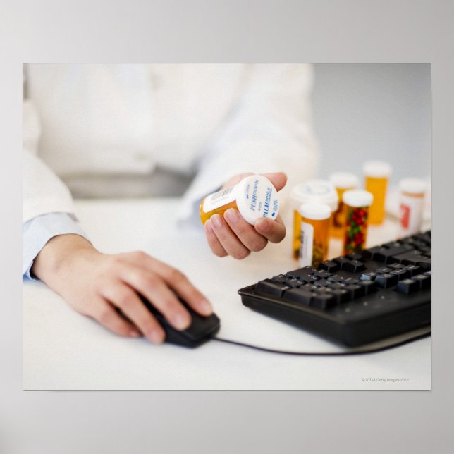 Apotheker mit Pillenflaschen am Computer Poster (Vorne)