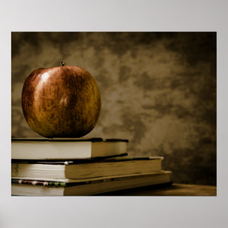 Apple auf einem Stapel Bücher auf einem Schreibtis Poster