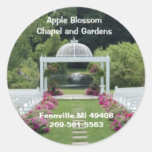 Apple Blossom Kapelle und Gärten Runder Aufkleber