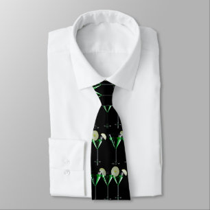Apple-Cocktails in Martini-Brille auf schwarz Krawatte