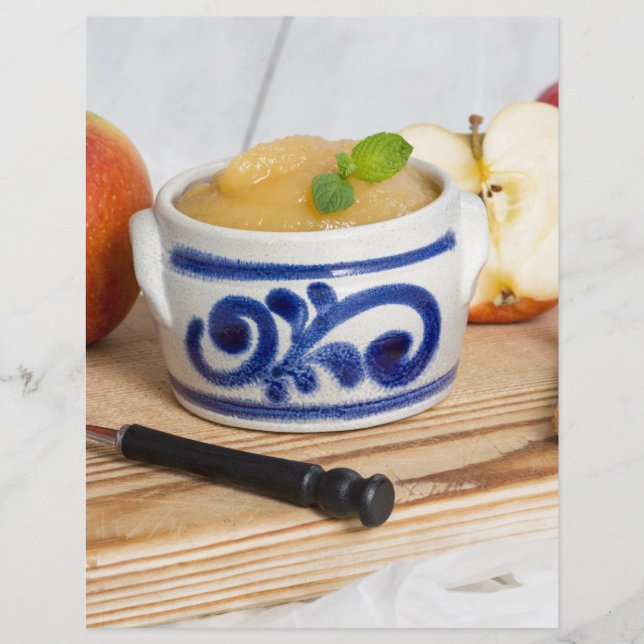 Applesauce with cinnamon in stoneware bowl (Vorderseite)