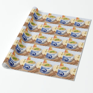 Applesauce with cinnamon in stoneware bowl geschenkpapier