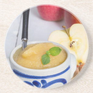 Applesauce with cinnamon in stoneware bowl untersetzer
