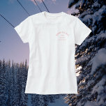 Après Ganztags Pink Bachelorette Ski Party Wappen T-Shirt<br><div class="desc">Après All Day,  eisrosa Bachelorette Ski Party Wappen,  kurze Ärmel T - Shirt. Personalisieren Sie mit dem Jahr Ihrer Skireise / Party und Bräute Namen. Ideal für Ihr Brautparty auf einer Bachelorette-Skitour oder Après Ski Themenabend Junggeselinnen-Abschied. Entworfen,  um unsere Après All Day Pink Bachelorette Collection zu entsprechen.</div>