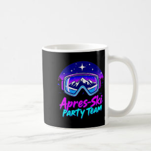 Apres-Ski-Party-Stimmung – schneebedeckte Bergnach Kaffeetasse