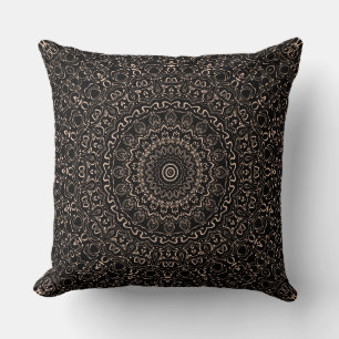 Apricot Beige Mandala mit eleganter Symmetrie Kissen