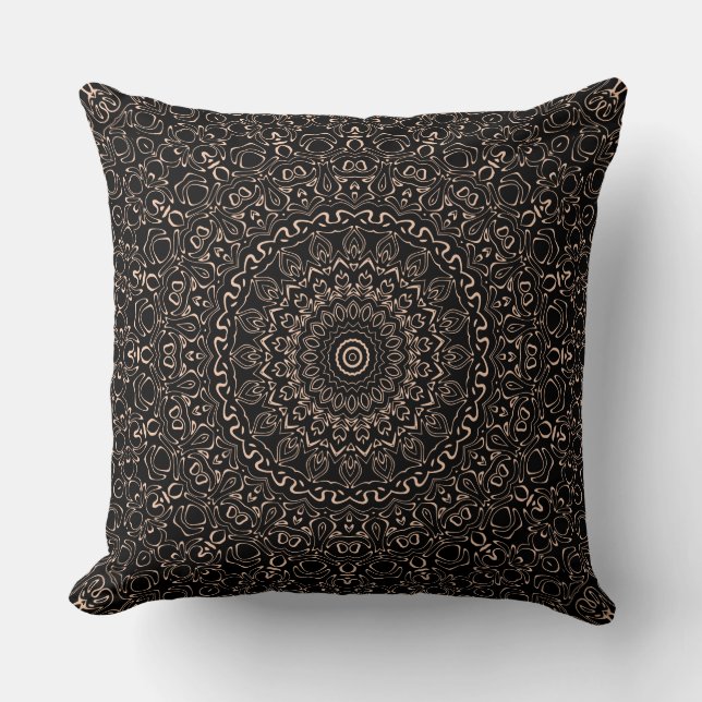 Apricot Beige Mandala mit eleganter Symmetrie Kissen (Vorderseite)