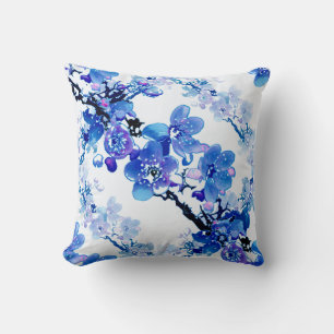 Aprikosen Blume in blau auf weißem Hintergrund. Kissen