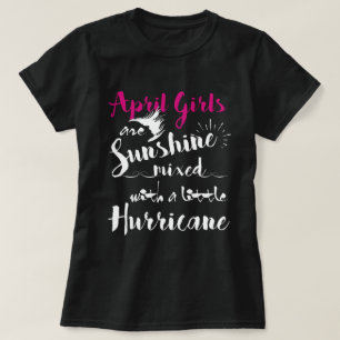April-Mädchen-Sonnenschein mischte mit einem T-Shirt