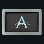 Aqua Aquamarin Blue Script Girl Monogram Name Rechteckige Gürtelschnalle<br><div class="desc">Black und Aqua Aquamarin Blue Simple Script Monogram Name Belt Buckle. Das macht den perfekten Abschluss,  süß 16 16.,  18.,  21.,  30.,  40.,  50.,  60.,  70.,  80.,  90.,  100. Geburtstag,  Hochzeit,  Brautparty,  Jubiläum,  Babydusche oder Junggeselinnen-Abschied Geschenk für jemanden,  der Lieben Glanz-Luxus und Chic-Stil.</div>