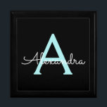 Aqua Aquamarin Blue Script Girly Monogram Name Erinnerungskiste<br><div class="desc">Black und Aqua Blue Aquamarin Simple Script Monogram Name Jewelry Keepake Box. Dies macht den perfekten Abschluss,  Geburtstag,  Hochzeit,  Brautparty,  Jubiläum,  Babydusche oder Junggeselinnen-Abschied Geschenk für jemanden,  die Lieben glamourösen Luxus und schicke Stile.</div>