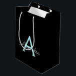 Aqua Aquamarin Blue Script Girly Monogram Name Mittlere Geschenktüte<br><div class="desc">Black und Aqua Blue Aquamarin Simple Script Monogram Name Geschenktasche. Das macht den perfekten 16 Geburtstag,  Hochzeit,  Brautparty,  Jubiläum,  Babydusche oder Junggeselinnen-Abschied Geschenktasche für jemanden,  der Lieben glamourösen Luxus und schicke Stile.</div>