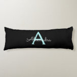 Aqua Aquamarin Blue Script Girly Monogram Name Seitenschläferkissen<br><div class="desc">Black und Aqua Aquamarin Blue Einfache Script Monogram Name Body Kissen. Das Kissen macht den perfekten 16 Geburtstag,  Hochzeit,  Brautparty,  Babydusche oder Junggeselinnen-Abschied Geschenk für jemanden,  der sein Zimmer in Rose Gold dekoriert.</div>
