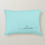 Aqua Blue Aquamarin Modern Script Monogram Name Dekokissen<br><div class="desc">Aqua Blue Aquamarin Script Monogram Name and Initial Pillow. Das Kissen macht den perfekten 16 Geburtstag,  Hochzeit,  Brautparty,  Babydusche oder Junggeselinnen-Abschied Geschenk für jemanden,  der sein Zimmer in Rose Gold dekoriert.</div>