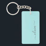 Aqua Blue Aquamarin Modern Script Monogram Name Schlüsselanhänger<br><div class="desc">Aqua Blue Aquamarin Simple Script Monogram Name Schlüsselanhänger. Das macht den perfekten 16 Geburtstag,  Hochzeit,  Brautparty,  Jubiläum,  Babydusche oder Junggeselinnen-Abschied Geschenk für jemanden,  der Lieben glamourösen Luxus und schicke Stile.</div>