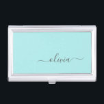 Aqua Blue Aquamarin Modern Script Monogram Name Visitenkarten Dose<br><div class="desc">Aqua Blue Aquamarin Simple Script Monogram Name Business Card Holder. Das macht den perfekten 16 Geburtstag,  Hochzeit,  Brautparty,  Jubiläum,  Babydusche oder Junggeselinnen-Abschied Geschenk für jemanden,  der Lieben glamourösen Luxus und schicke Stile.</div>
