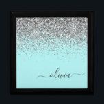 Aqua Blue Aquamarin Silver Glitzer Monogram Erinnerungskiste<br><div class="desc">Aqua Blue - Aquamarine und Silver Sparkle Glitzer Skript Monogram Name Jewelry Keepake Box. Dies macht den perfekten Abschluss,  Geburtstag,  Hochzeit,  Brautparty,  Jubiläum,  Babydusche oder Junggeselinnen-Abschied Geschenk für jemanden,  die Lieben glamourösen Luxus und schicke Stile.</div>