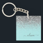 Aqua Blue Aquamarin Silver Glitzer Monogram Schlüsselanhänger<br><div class="desc">Aqua Blue - Aquamarine und Silberne Imitate Foil Sparkle Glitzer Script Monogram Name Schlüsselanhänger. Das macht den perfekten 16 Geburtstag,  Hochzeit,  Brautparty,  Jubiläum,  Babydusche oder Junggeselinnen-Abschied Geschenk für jemanden,  der Lieben glamourösen Luxus und schicke Stile.</div>