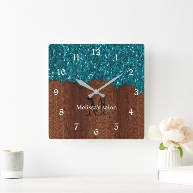 Aqua blue Glitzern rustikales wood Salon Monogram Quadratische Wanduhr (Zuhause)