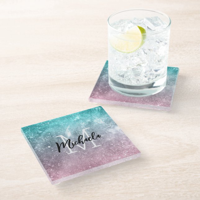 Aqua blue Pink ombre sea galaxy abstrakt Monogram Glasuntersetzer (Schrägansicht)