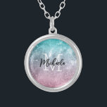 Aqua blue Pink ombre sea galaxy abstrakt Monogram Versilberte Kette<br><div class="desc">Monogram Personalize mit Ihrem benutzerdefinierten Initial und Namen. Sea rosa viridian grün ombre abstrakte Galaxie trendy Design. Abstrakte Digitalgalaxie mit Meeresrosa und viridianisch-grüner Omelfarbe aus Korallensammlungen.</div>