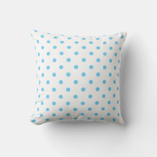 Aqua Blue und White Polka Dock auf einem Kissen