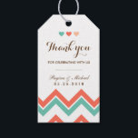 Aqua Coral Red Zickzack Pattern Wedding Gift Tag Geschenkanhänger<br><div class="desc">Farbenfrohe Zickzack Geschenkmarke. Vielen Dank an Ihre Gäste mit diesem hübschen und liebevollen Label-Tag. Ein schlichtes Zickzackmuster mit kleinen Herzen auf dem Top-Geschenktag für Hochzeit,  Verlobung,  Jubiläum,  Brautparty,  Geburtstagsparty oder Babydusche. Anpassen und Personalisieren Sie das Tag für jeden besondere Anlass. Mit Muster auch auf der Rückseite.</div>