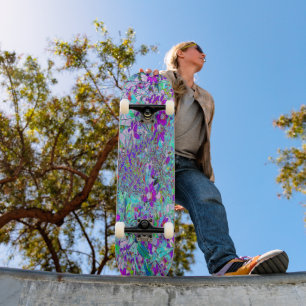 Aqua Garden mit Violet Blume in Blau und Heiß Rosa Skateboard