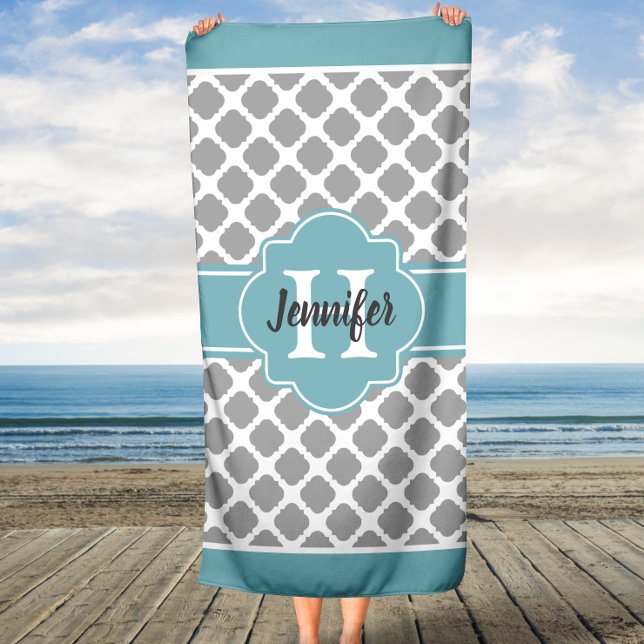 Aqua Gray Quatrefolie Custom Monogram Strandtuch (Von Creator hochgeladen)