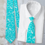 Aqua Hibisken Kontur Muster Hochzeitsszenierung Kr Krawatte<br><div class="desc">Aqua blauer Bräutigam Krawatte mit Blume aus weißem Hibiskus. Die hellen,  tropischen Blume für die Mitglieder der Hochzeitsfeier sind in Weiß gehalten und bilden eine große Krawatte. Dress the Groom in diesem und wählen Sie eine andere Hintergrundfarbe für die Trauzeugen.</div>