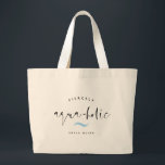 AQUA-HOLIC Moderner Individuelle Name Sommerstrand Jumbo Stoffbeutel<br><div class="desc">Spaß Sommer Strand Tasche lesen FIERCELY AQUA-HOLIC in einem modernen, trendigen Skript-Kalligraphie-Design mit einem nautischen Wellenakzent in hellblau, anpassbare Text oben und Ihren persönlichen Namen unten. Gutes Geschenk für einen Bachelorette oder eine überdachten Spaziergang oder eine Geburtstagsüberraschung für alle, die einen tropischen Strandurlaub Lieben.</div>