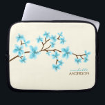 Aqua-Kirschblüten-Baum Laptopschutzhülle<br><div class="desc">Personalisierte Laptophülse kennzeichnet eine schöne vektorillustration der Kirschblüten oder des Kirschblüte-Baums. Fertigen Sie mit Ihrem Namen, Monogramm, Initialen oder Text Ihrer Wahl besonders an.
Mujka</div>